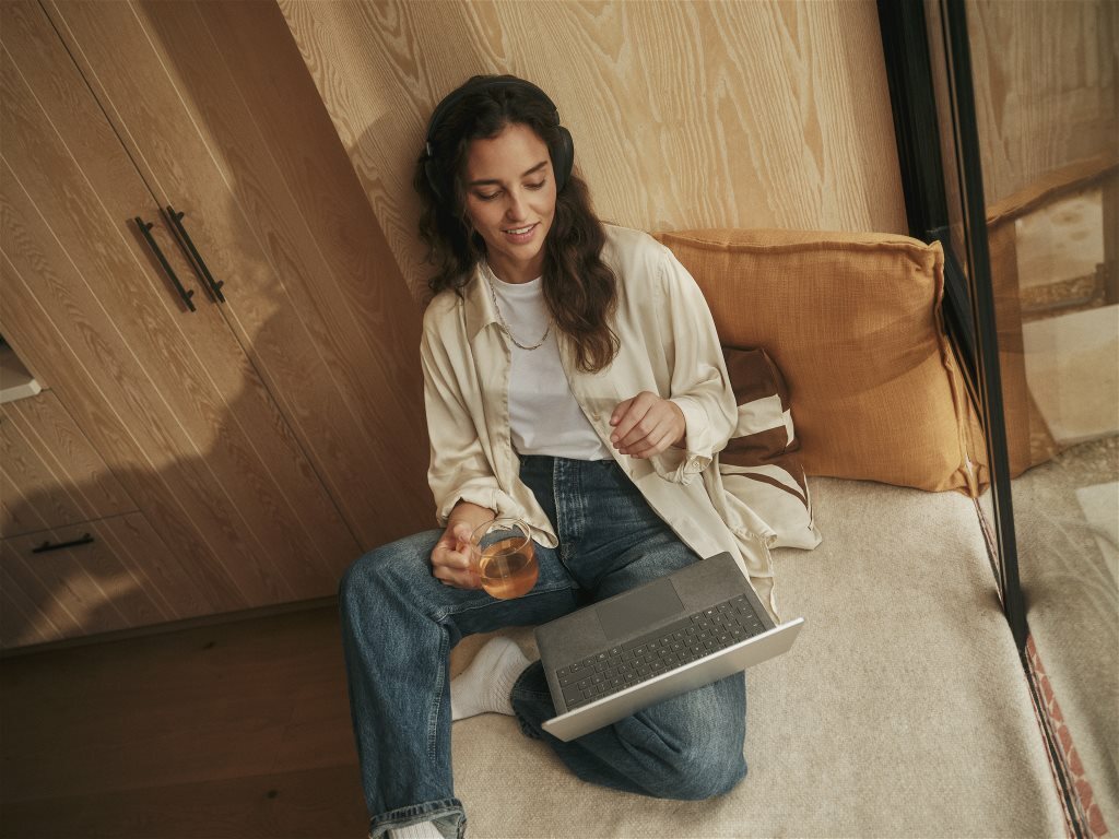 fit_s_1024_0_pIpQ9GyCQPypGQn2ZtNu_Jabra_Evolve3_85_Home_Female_4_Medium